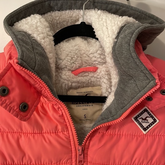 Hollister Coral Sherpa Puffer Vest - Picture 2 of 7